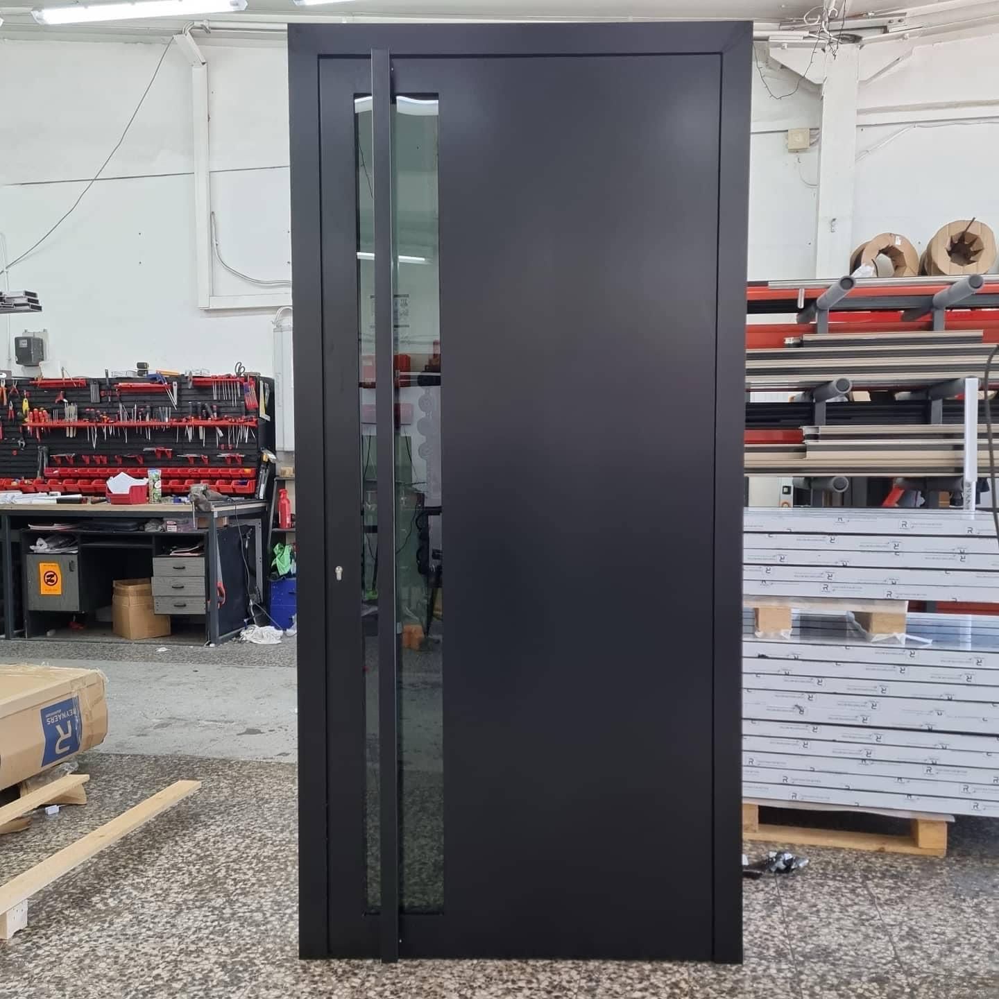 Zwarte voordeur met smalle verticale glasstrook