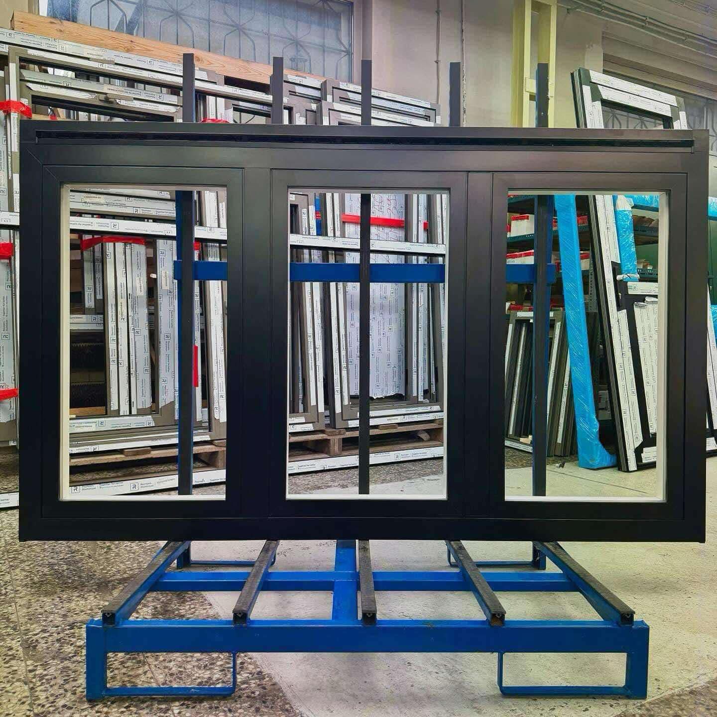 Aluminium raam met drie panelen in zwart kader
